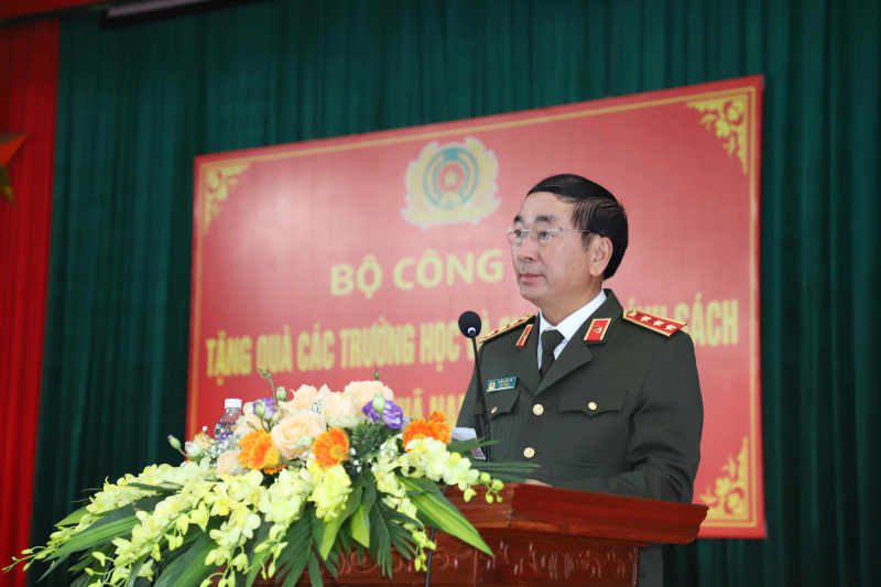 Bộ Công an tặng quà trường học, gia đình chính sách -0