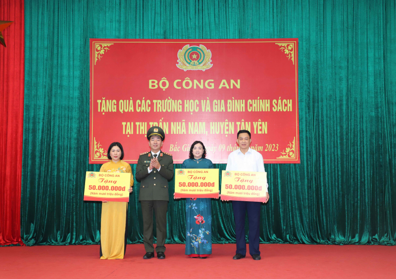 Bộ Công an tặng quà trường học, gia đình chính sách -0
