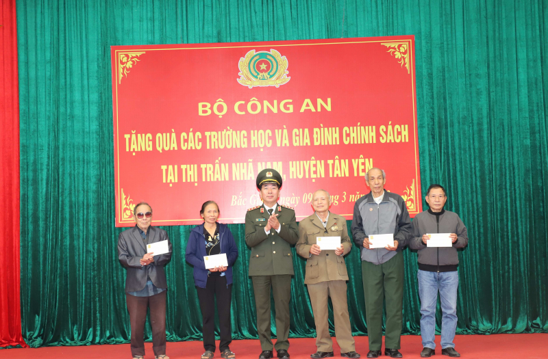 Bộ Công an tặng quà trường học, gia đình chính sách -1