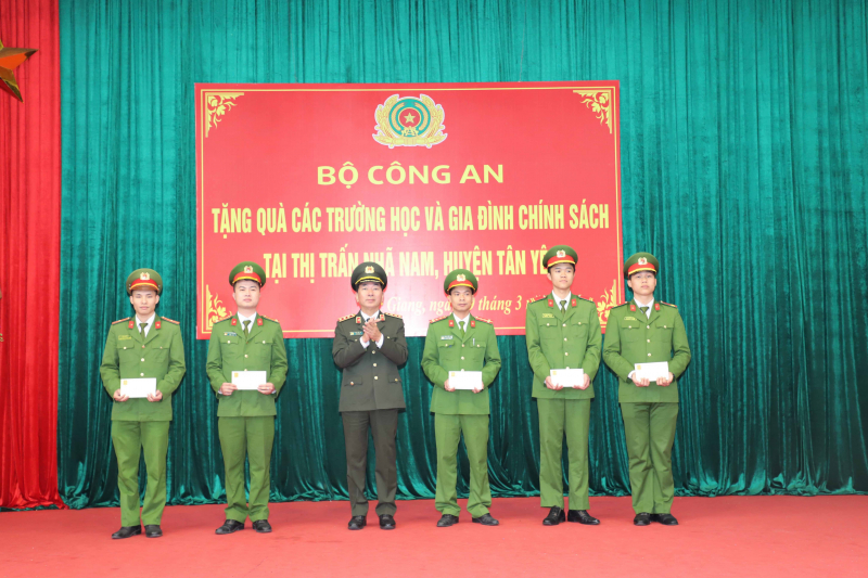 Bộ Công an tặng quà trường học, gia đình chính sách -2