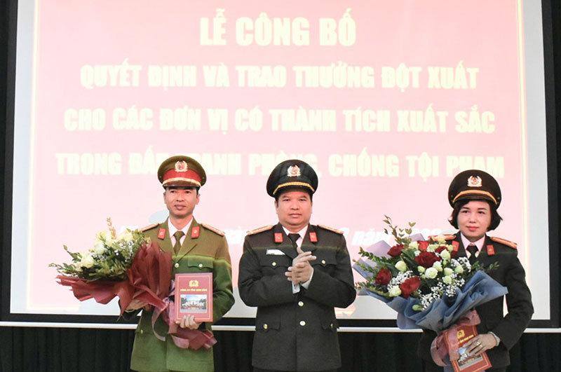 Thưởng nóng các đơn vị bắt giữ vụ mua bán trái phép 5 bánh heroin -1