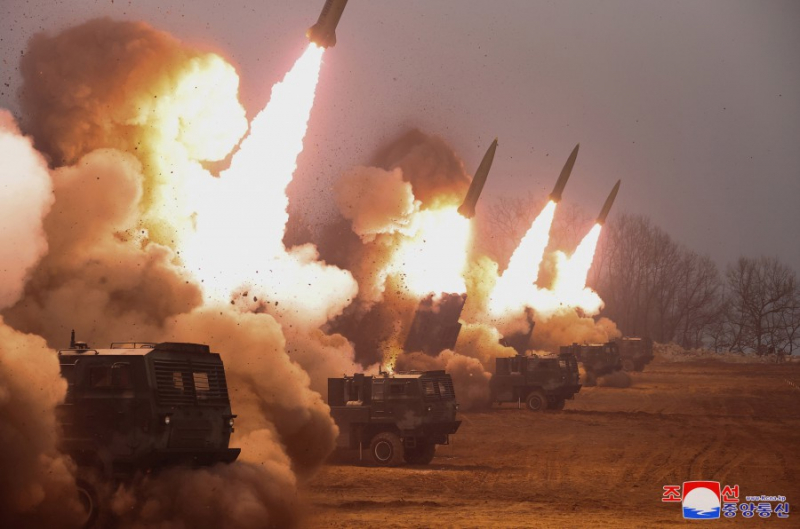 Con gái ông Kim Jong-un theo sát cha thị sát tập trận tấn công -0