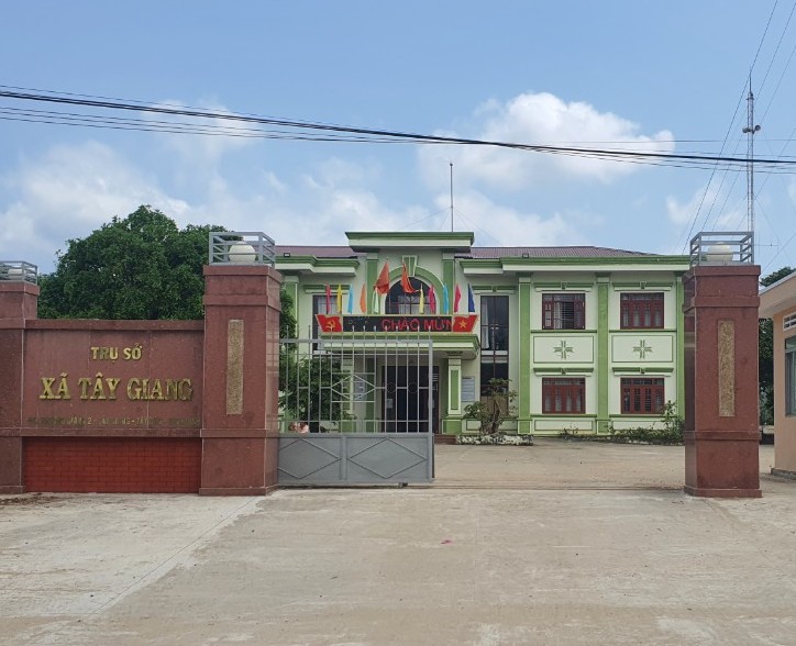 Dùng xô để đong gạo hỗ trợ, cán bộ xã bị kỷ luật -0