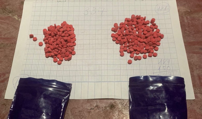 Từ đối tượng chuyên “ship hàng trắng” lộ ra hơn 500 viên hồng phiến -0