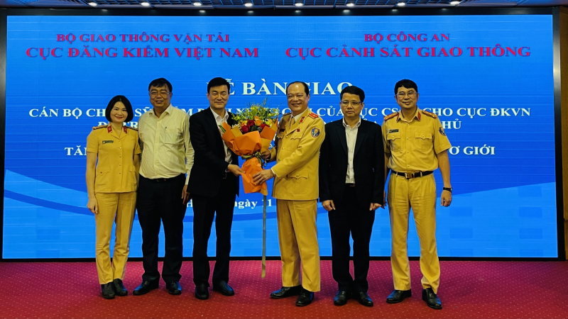 Sáng 11/3: Cảnh sát giao thông chính chức tăng cường hỗ trợ cho công tác đăng kiểm xe cơ giới -0