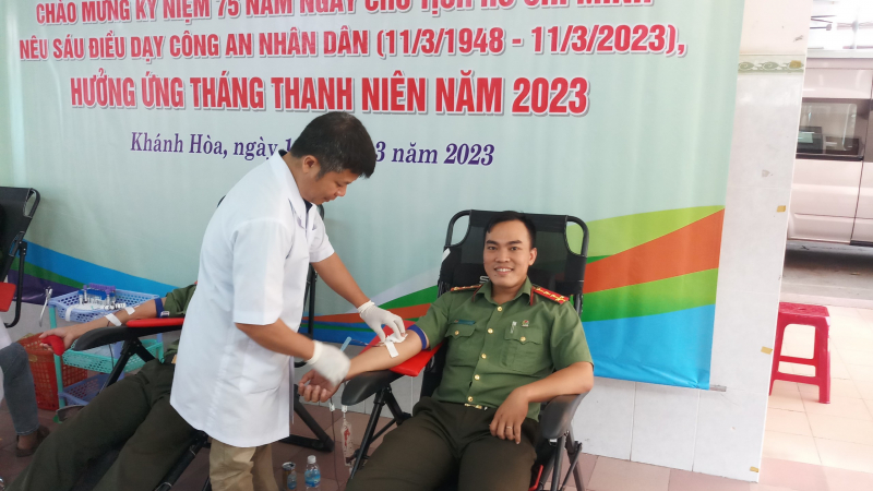 Gần 500 CBCS Công an Khánh Hòa tham gia  hiến máu tình nguyện -0
