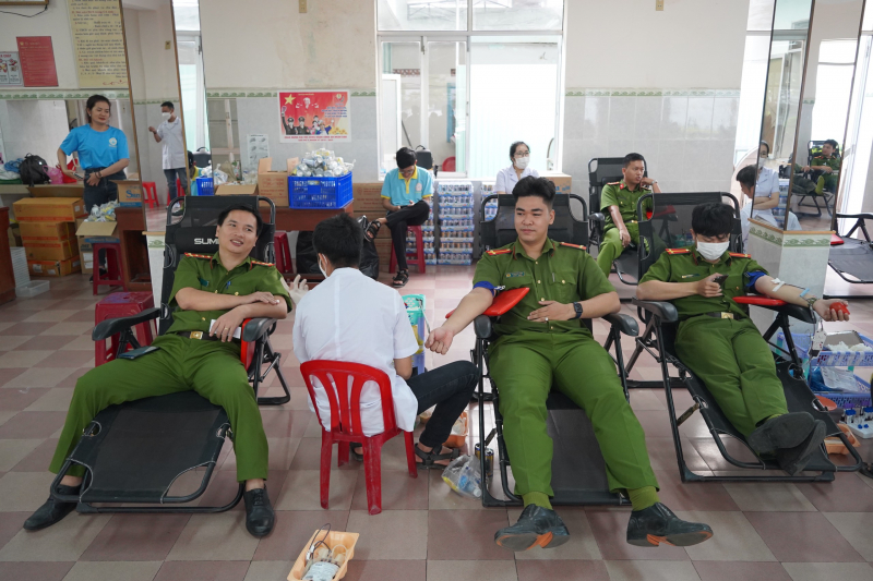 Gần 500 CBCS Công an Khánh Hòa tham gia  hiến máu tình nguyện -1