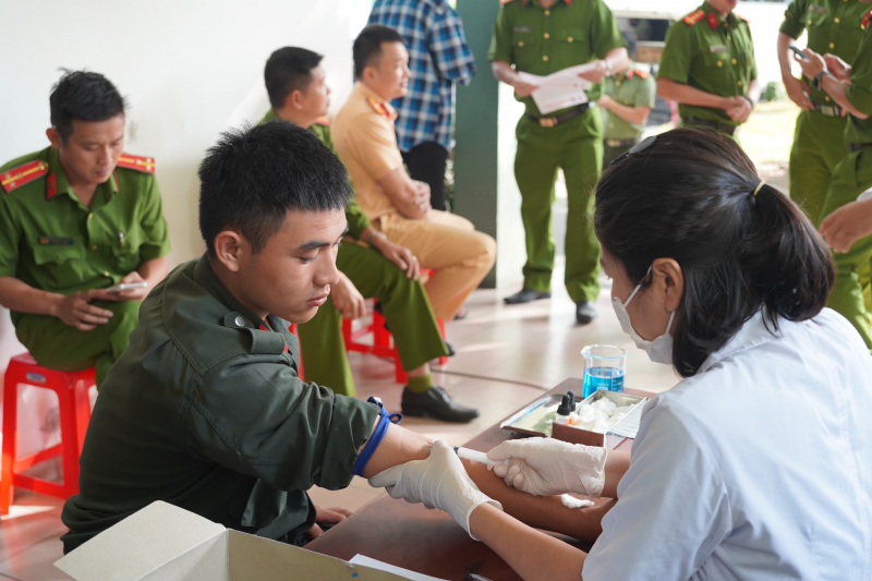 Gần 500 CBCS Công an Khánh Hòa tham gia  hiến máu tình nguyện -0
