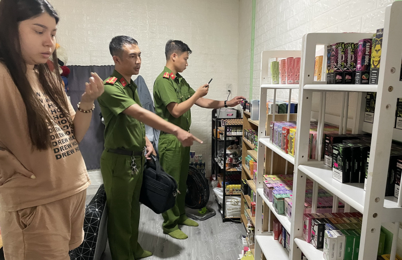 Kiếm tra người bán hàng online và cơ sở kinh doanh phát hiện 320 sản phẩm thuốc lá điện tử -0