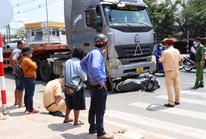 Nam thanh niên thoát chết khi xe máy bị cuốn vào gầm xe đầu kéo -0