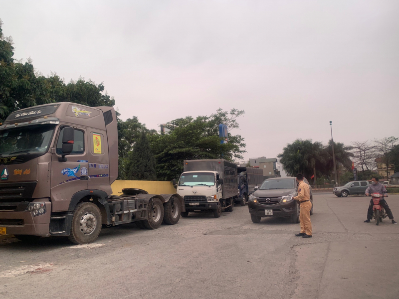 Người dân thấy phấn khởi khi CSGT hỗ trợ cán bộ đăng kiểm -0