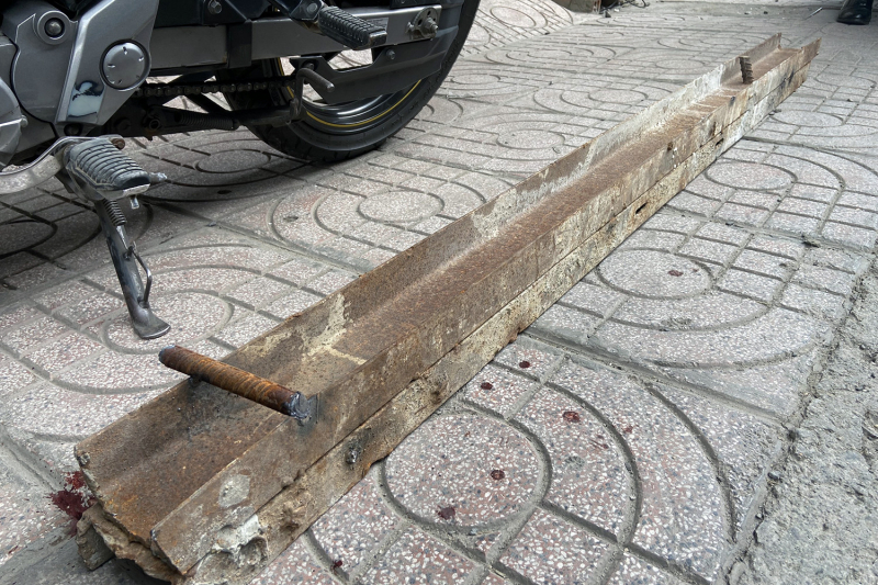 Thanh sắt thi công dự án rơi xuống đường khiến hai người bị thương -0