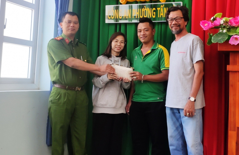 Công an phường khẩn trương xác minh người đánh rơi hơn 1.000 USD để trao trả -0