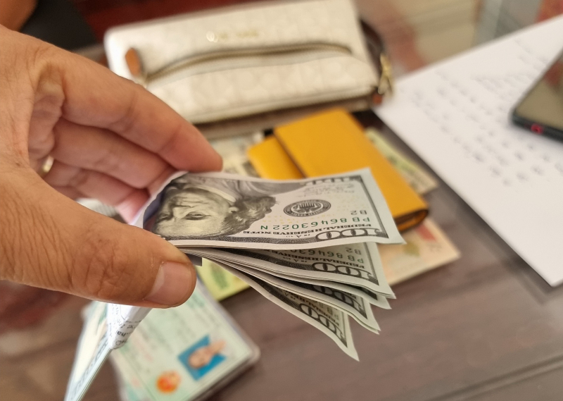 Công an phường khẩn trương xác minh người đánh rơi hơn 1.000 USD để trao trả -0