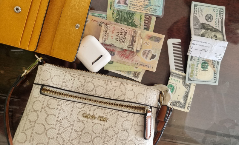 Công an phường khẩn trương xác minh người đánh rơi hơn 1.000 USD để trao trả -0