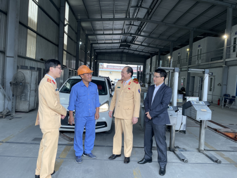 Người dân thấy phấn khởi hơn khi thấy thêm lực lượng CSGT hỗ trợ cùng đăng kiểm -0