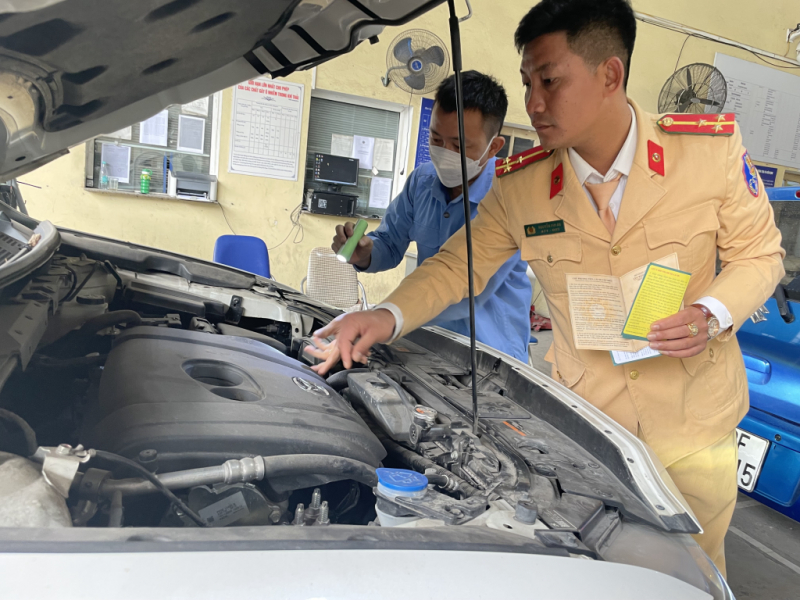 Người dân thấy phấn khởi hơn khi thấy thêm lực lượng CSGT hỗ trợ cùng đăng kiểm -0