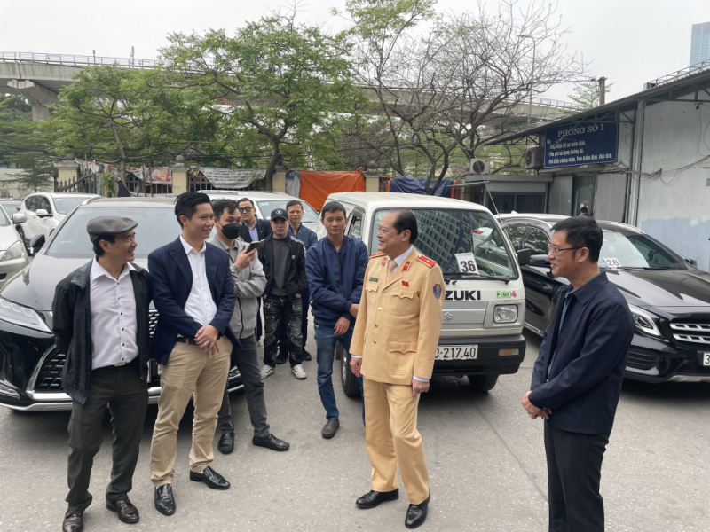 Người dân thấy phấn khởi hơn khi thấy thêm lực lượng CSGT hỗ trợ cùng đăng kiểm -0