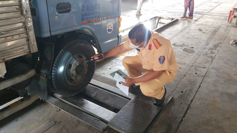 Cục CSGT điều động cán bộ chiến sĩ có chuyên môn trợ giúp các trung tâm đăng kiểm -1