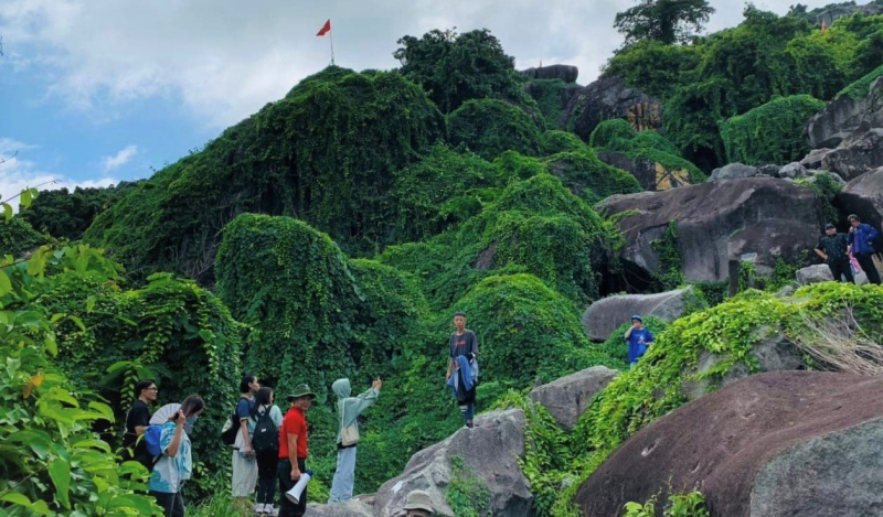 “Du lịch xanh” chốn non thiêng -0