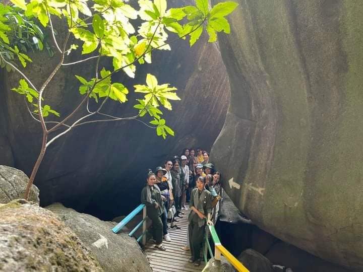 “Du lịch xanh” chốn non thiêng -1