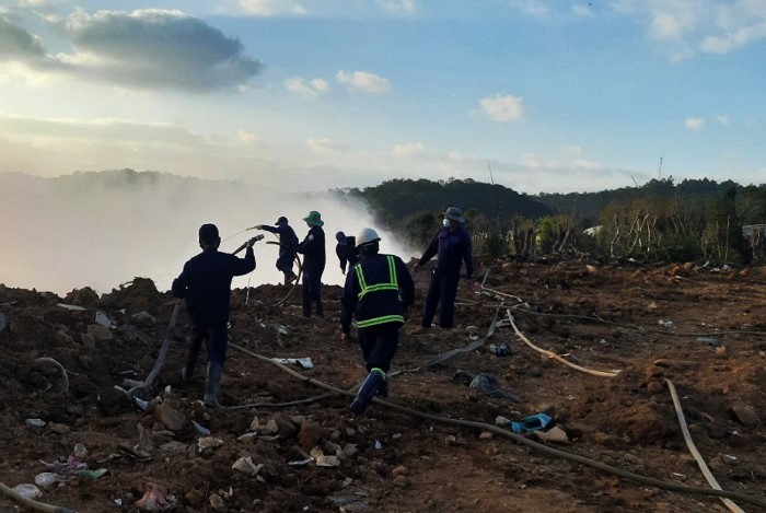 Nỗ lực dập lửa ở bãi rác Cam Ly Đà Lạt trong 7 ngày -0