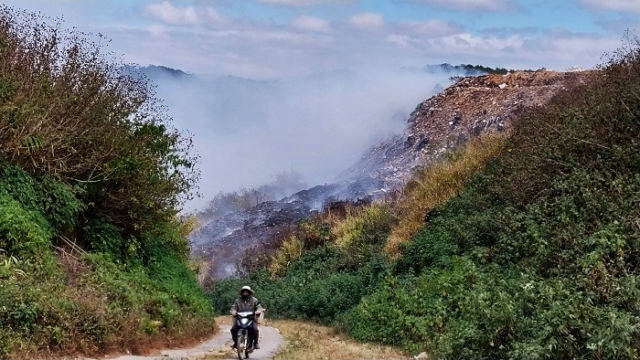 Nỗ lực dập lửa ở bãi rác Cam Ly Đà Lạt trong 7 ngày -0