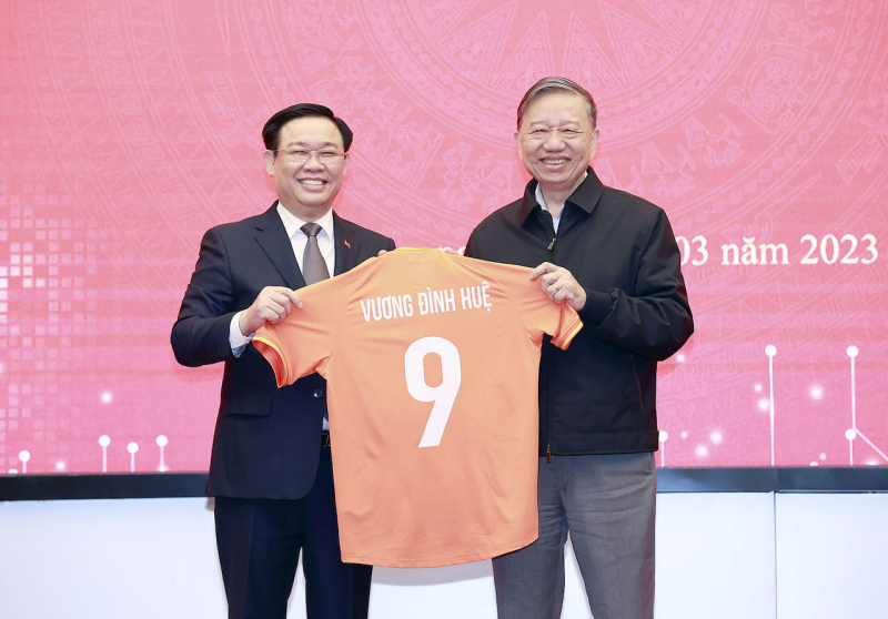 Chủ tịch Quốc hội Vương Đình Huệ thăm Trung tâm Đào tạo bóng đá trẻ PVF -1