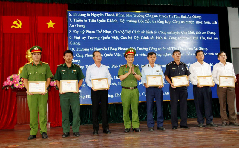 An Giang tiếp tục “đánh mạnh, đánh trúng” các đường dây, băng nhóm tội phạm buôn lậu -0