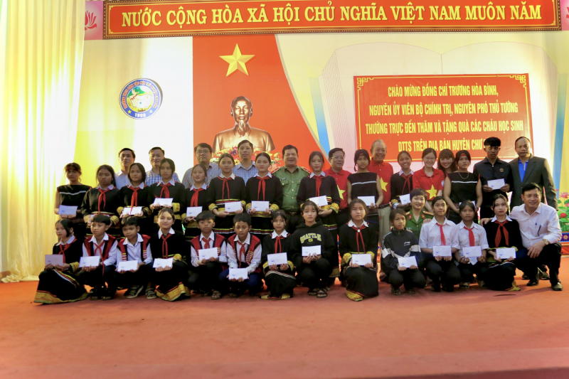 Nguyên Phó Thủ tướng Trương Hòa Bình trao học bổng cho học sinh nghèo Gia Lai -0