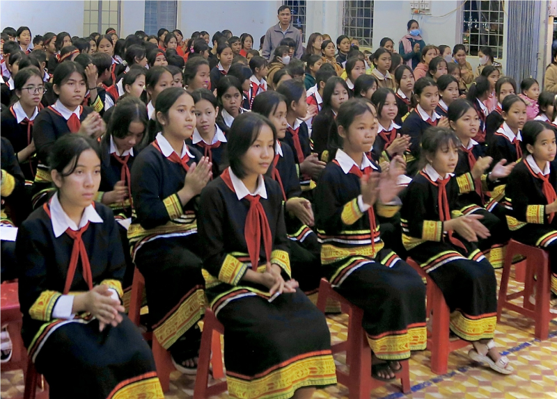 Nguyên Phó Thủ tướng Trương Hòa Bình trao học bổng cho học sinh nghèo Gia Lai -0