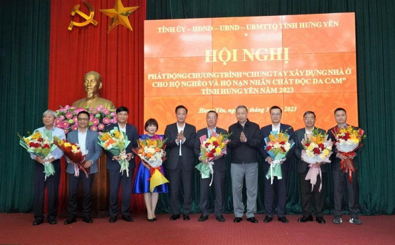 Minister To Lam attends event to launch program of building homes for the poor in Hung Yen -0