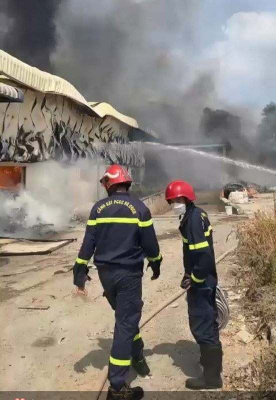 Khống chế đám cháy lớn tại một nhà xưởng sản xuất giấy -0