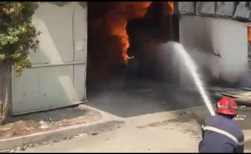 Khống chế đám cháy lớn tại một nhà xưởng sản xuất giấy -1