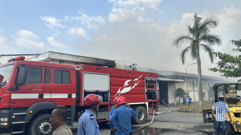 Khống chế đám cháy lớn tại một nhà xưởng sản xuất giấy -2