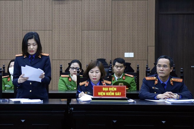 Chiếm đoạt hơn 433 tỷ đồng của ngân hàng, “siêu lừa” bị đề nghị án chung thân  -0