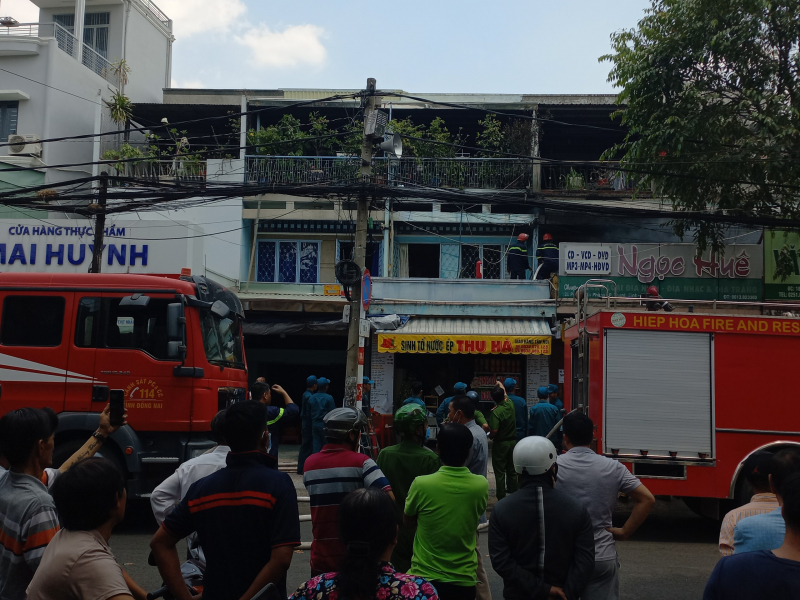 Hàng chục khách ăn giỗ tháo chạy thoát thân khi căn nhà bốc cháy -0