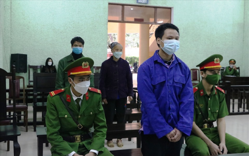 Nấm mồ hoang bên khe suối -0