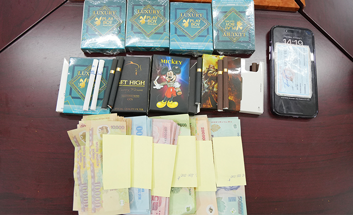 Bắt 2 đối tượng mua bán thuốc lá lạ có tẩm chất ma túy -0