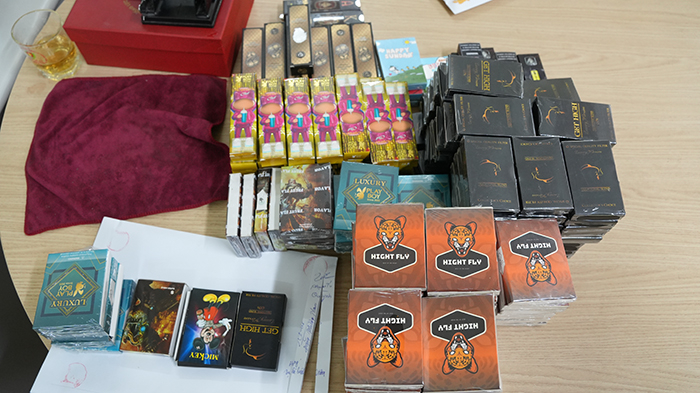 Bắt 2 đối tượng mua bán thuốc lá lạ có tẩm chất ma túy -1