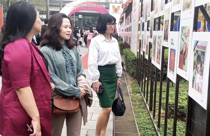Khai mạc trưng bày