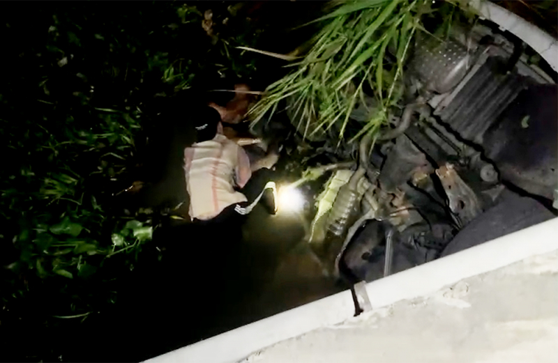 Xe ô tô BMW rơi xuống kênh, nữ tài xế tử vong -0