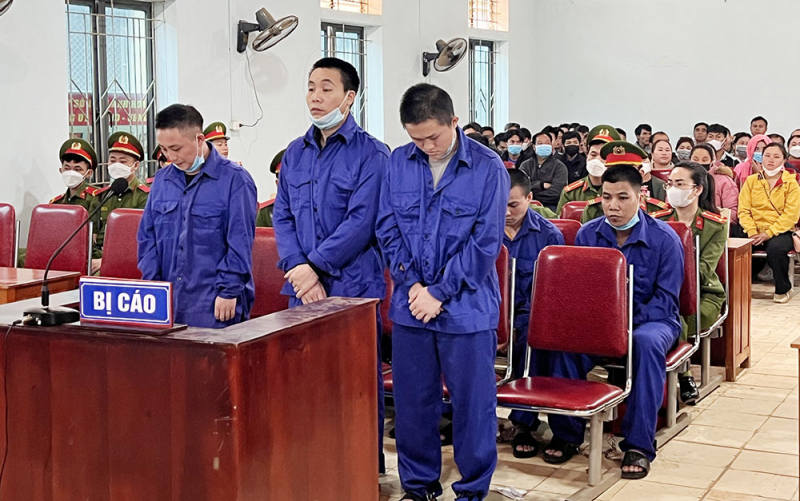 03 bị cáo và, lỳ, sáu tại phiên tòa.jpg -0