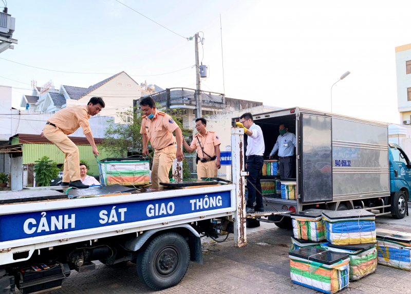 Bắt quả tang tài xế vận chuyển 600kg tôm chứa tạp chất đi tiêu thụ -0