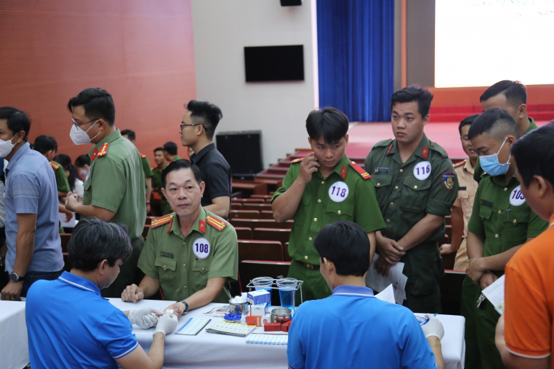 Hàng trăm CBCS Công an Bình Dương tham gia hiến máu -1