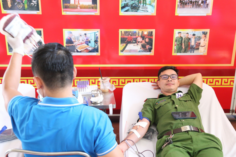 Hàng trăm CBCS Công an Bình Dương tham gia hiến máu -2
