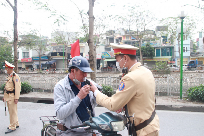 Một ngày theo chân cảnh sát trật tự và giao thông làm nhiệm vụ  -1