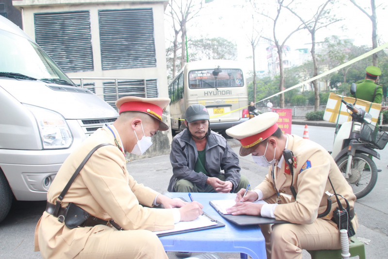 Một ngày theo chân cảnh sát trật tự và giao thông làm nhiệm vụ  -0