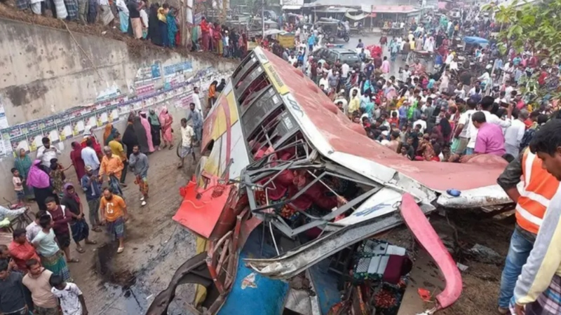 Xe buýt Bangladesh đâm vào lan can cao tốc khiến 19 người chết -0