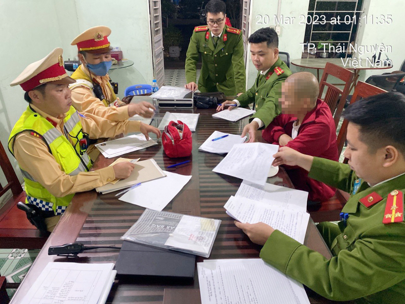 Lên mạng mua tem kiểm định giả hòng qua mặt CSGT -0